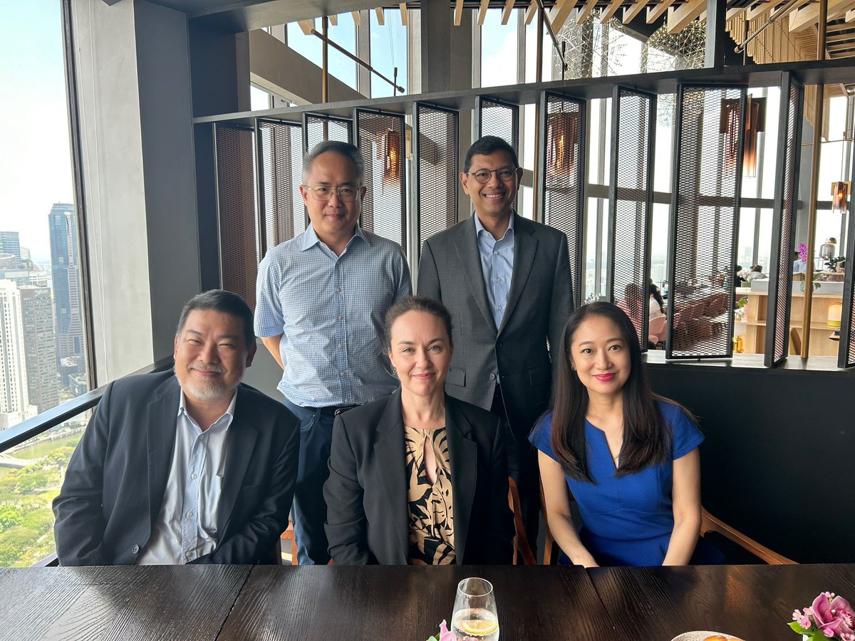 Head of School, Professor Catherine Kelly, met with our alumni Sean Chou, Greg Tan, Paul Sandosham and Jennifer Wong Pakshong on her recent trip to Singapore ✨ Many thanks to our wonderful alumni for the meet up and discussions of plans and developments in the Law School!