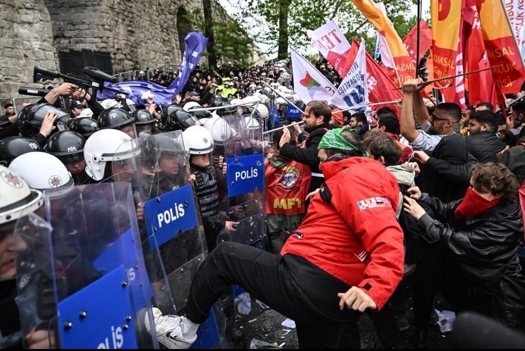 Hani şu 1 Mayıs'ta polise tekme atan İnternet fenomeni Basel isimli müpt£zel vardı ya

Ha işte onu getirmişler merkeze öptürecekler herkese:)