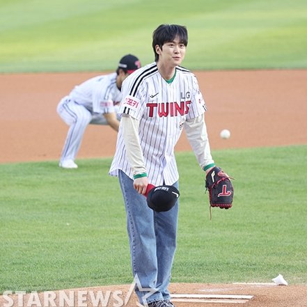 #GongMyung throws the 1st pitch for LG.