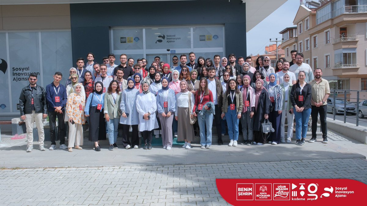 pergelorgtr's tweet photo. 📍 Pergel Fellowship 🤝🏻 Sosyal İnovasyon Ajansı (SİA) Part II 

Bu eğitimimizde, eleştirel düşünme, yaratıcılık ve iletişim becerileri üzerine yoğunlaştık 💪🏻

👉🏻Neler yaptık:
🧠 Eleştirel Düşünme ve Problem Çözme Eğitimi - Derya Büşra Eroğlu: Pergellilerimize eleştirel düşünme tekniklerini ve karmaşık problemleri çözme stratejilerini öğreten bu eğitimde, gerçek hayat senaryoları üzerinden uygulamalı çalışmalar yapıldı. Düşünme süreçlerini sorgulamayı ve alternatif çözüm yolları geliştirmeyi vurguladı.

🎨 Tasarım Odaklı Düşünme Eğitimi - Aylin Özkan Neğiş: Bu interaktif eğitimde, Pergelliler tasarım odaklı düşünme metodolojisini kullanarak yaratıcı çözümler üretmeyi öğrendi. Eğitmenimiz kullanıcı ihtiyaçlarını anlama ve bu ihtiyaçlara yönelik yenilikçi ürünler veya hizmetler geliştirme süreçlerini anlattı.

🎙️ Podcasting 101 - Rümeysa Deveci: Podcasting'in temelleri, etkili içerik oluşturma teknikleri ve podcast yayınlama süreci Pergellilere aktarıldı. Rümeysa Deveci, sesli medya aracılığıyla hikaye anlatmanın gücünü ve teknik detaylarını paylaştı.

💻 Tecrübe Paylaşımı - Berat Kuzu: Berat Kuzu kendi deneyimlerini paylaşarak, kariyer yolculuğunda karşılaşılan zorluklar ve bu zorlukların üstesinden gelme yollarını anlattı. Pergelliler kendi deneyimleriyle bağlantı kurarak, gerçek dünya örneklerinden öğrenme şansı buldu.

🗣️ Asansör Konuşma Simülasyonu: Pergelliler, kısa sürede kendilerini ve fikirlerini etkili bir şekilde ifade etmeyi öğrendi. Bu simülasyon, kritik düşünme ve hızlı reaksiyon gerektiren gerçekçi bir etkileşim ortamı sağladı.

Bu eğitimler, Pergellilerin düşünce yapılarını güçlendirmek ve yaratıcı potansiyellerini maksimize etmek amacıyla tasarlandı. Katılımcılarımız, yeni beceriler kazanırken aynı zamanda gerçek dünya senaryolarında uygulama fırsatı buldu. 🌐🔍

#kademekonya #pergel #pergelfellowship #fellowship #yoldaşlık #kariyer #selçuküniversitesi #ktokaratayüniversitesi #necmettinerbakanüniversitesi #konyagidavetarimüniversitesi #konyatekniküniversitesi