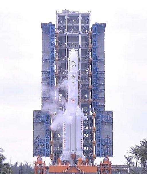 #BREAKING 🇨🇳China launches Chang'e-6 to retrieve samples from moon's far side.

The liftoff marked the opening of a complex, challenging journey of the lunar spacecraft toward the far side of the moon. If the Chang'e 6 mission succeeds, it will become the first time for rocks and…