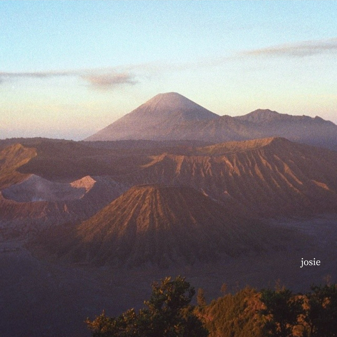 Het aanbreken van een nieuwe dag in Nationaal park #Bromo Tengger Semeru (Oost-Java) is een haast magische belevenis.
Vandaag deel ik graag deze foto van de #BromoVulkaan onder het thema #landschap (2001).
#mei_nmooistefotos, een fotochallenge georganiseerd door @bosw8er_jochem