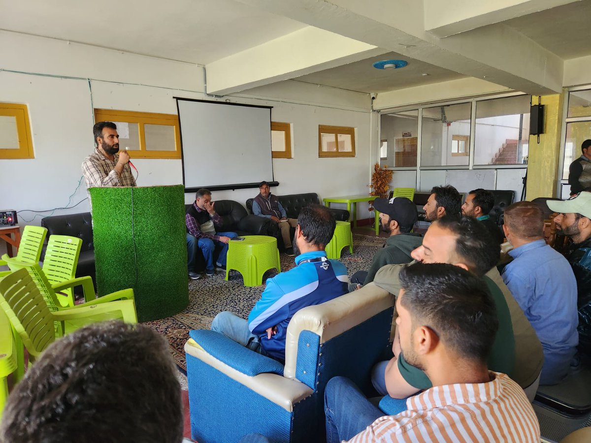 As a part of ongoing outreach cum inspections & facilitation, inspected cum interacted with school management of Neither Field school & Apex public school. The outreach  will continue to percolate Labour Laws at grassroot levels.
@LabourCommrJK @DCBaramulla @arshadqadirbhat