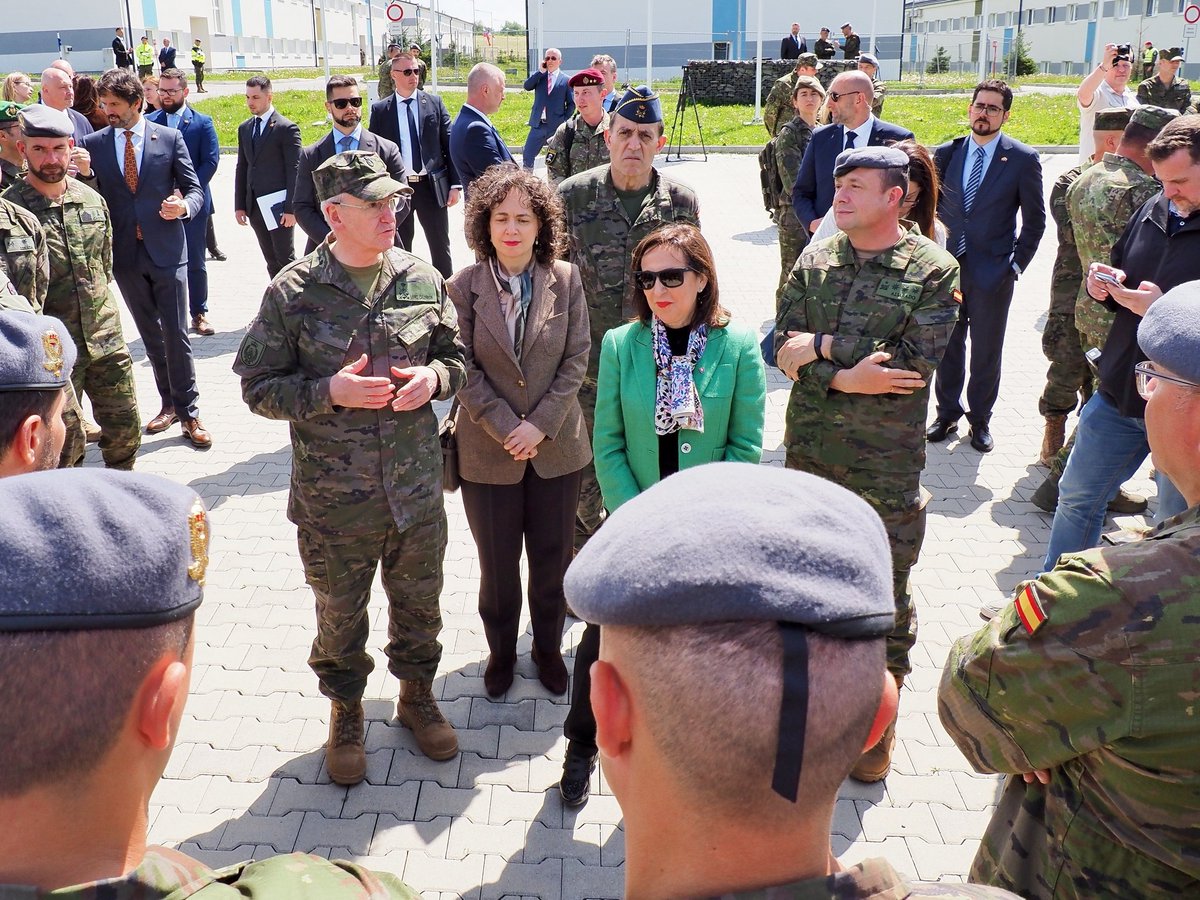 El #JEMAD y #CMOPS acompañan a la Ministra de Defensa 🇪🇸@Defensagob y a su homólogo 🇸🇰 en una visita al contingente español desplegado en Lešť @NATO