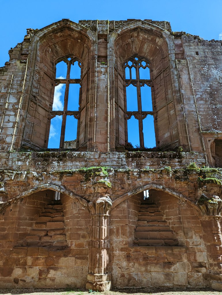 A day out with Sir Nirtha. He took me to the outskirts. The view, ruins and weather were beautiful. He said there was a werewolf attack in this area a few years ago. 😯
#undertheoaktree #상수리나무아래 #CalypseCastle