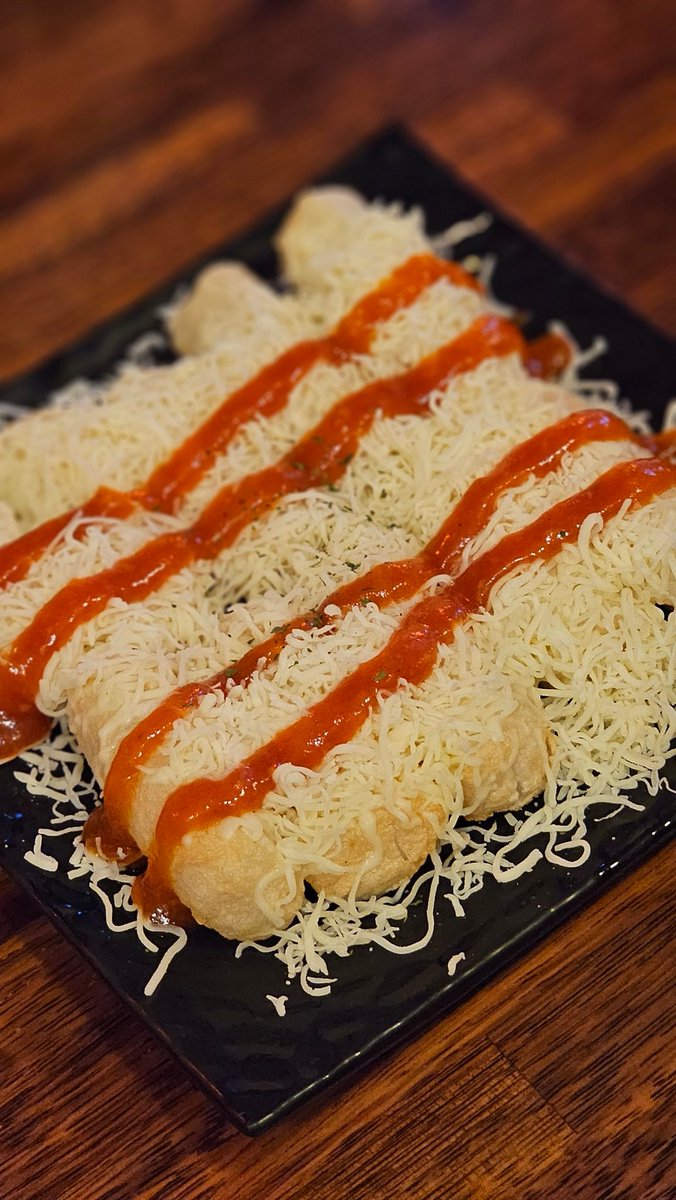 혜화 차니오뎅
오뎅탕+이카후라이+치즈오뎅

다양한 어묵을 먹어보고 싶다면 오뎅탕 무조건👊🏼
어묵면에 우엉어묵? 미역어묵? 같은것도 들어있음
이카후라이는 오징어어묵 튀김 크기도 커서 포만감 있고 맛있음
하지만 여기서 하나만 먹으라면 난 치즈오뎅
진짜 개미쳤음 꼭드세요 개맛있음 진짜 제발🥹