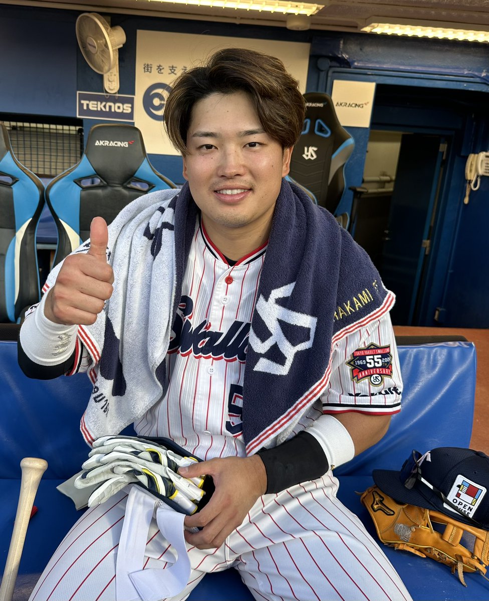 村上宗隆 選手 村上宗隆選手 24歳3カ月で神宮通算100号を最年少で記録達成 おめでとう