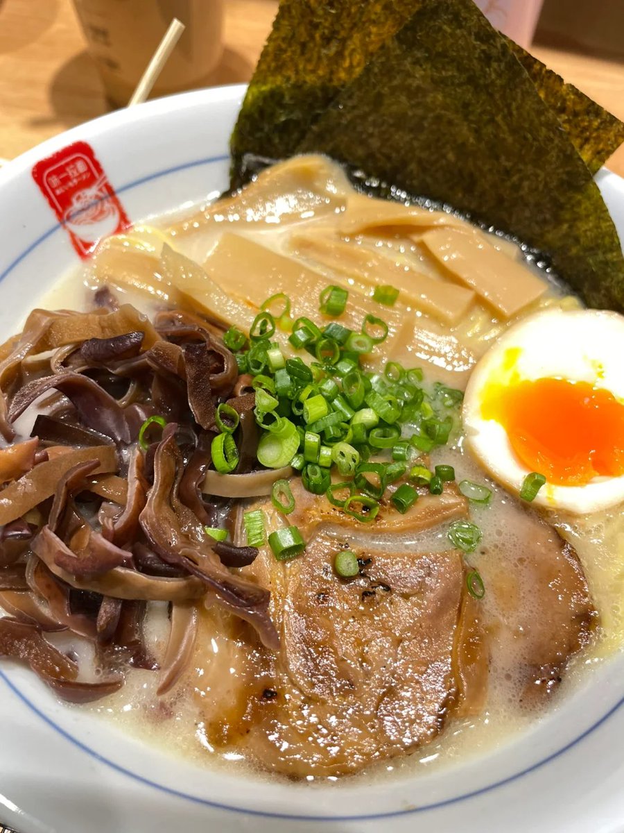 とんこつラーメンはこんなにおいしいです🍜スープがとても濃厚です🥢