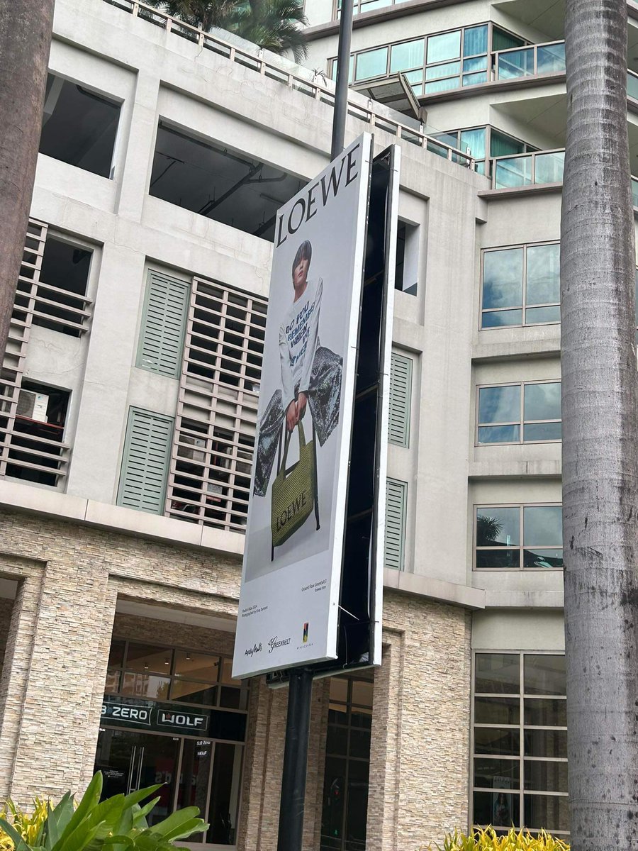 [FANTAKEN] A #TAEYONG X LOEWE AD is now up at Greenbelt in Makati, Philippines! 🇵🇭

©️ DUALITY0NG

#NCT #NCT127 #TY #태용 🍙