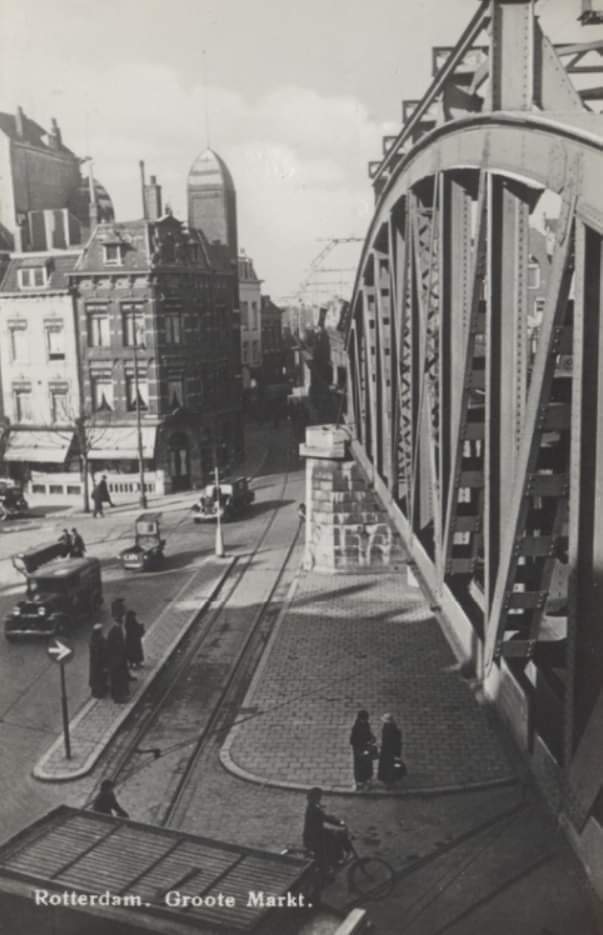 Gezicht op de Grotemarkt, langs het spoorwegviaduct, 1939.
tumblr.com/rotterdamvanal… 2023