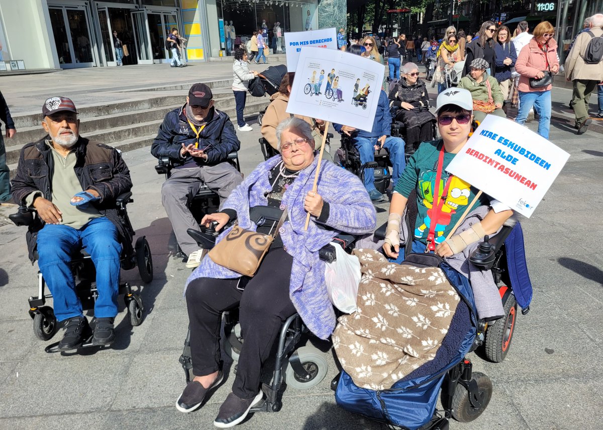 Fekoor's tweet photo. Fekoorrek #desgaitasuna duten pertsonek laguntza pertsonala izateko duten eskubidea aldarrikatu du Bilbon egindako elkarretaratzean. Unibertsala, kalitatezkoa eta doakoa izatea eskatzen du, bizimodu independentea sustatzeko.
#Bizkaiagara
#Bizkaiaegiten https://t.co/dxDTK7IMuk
