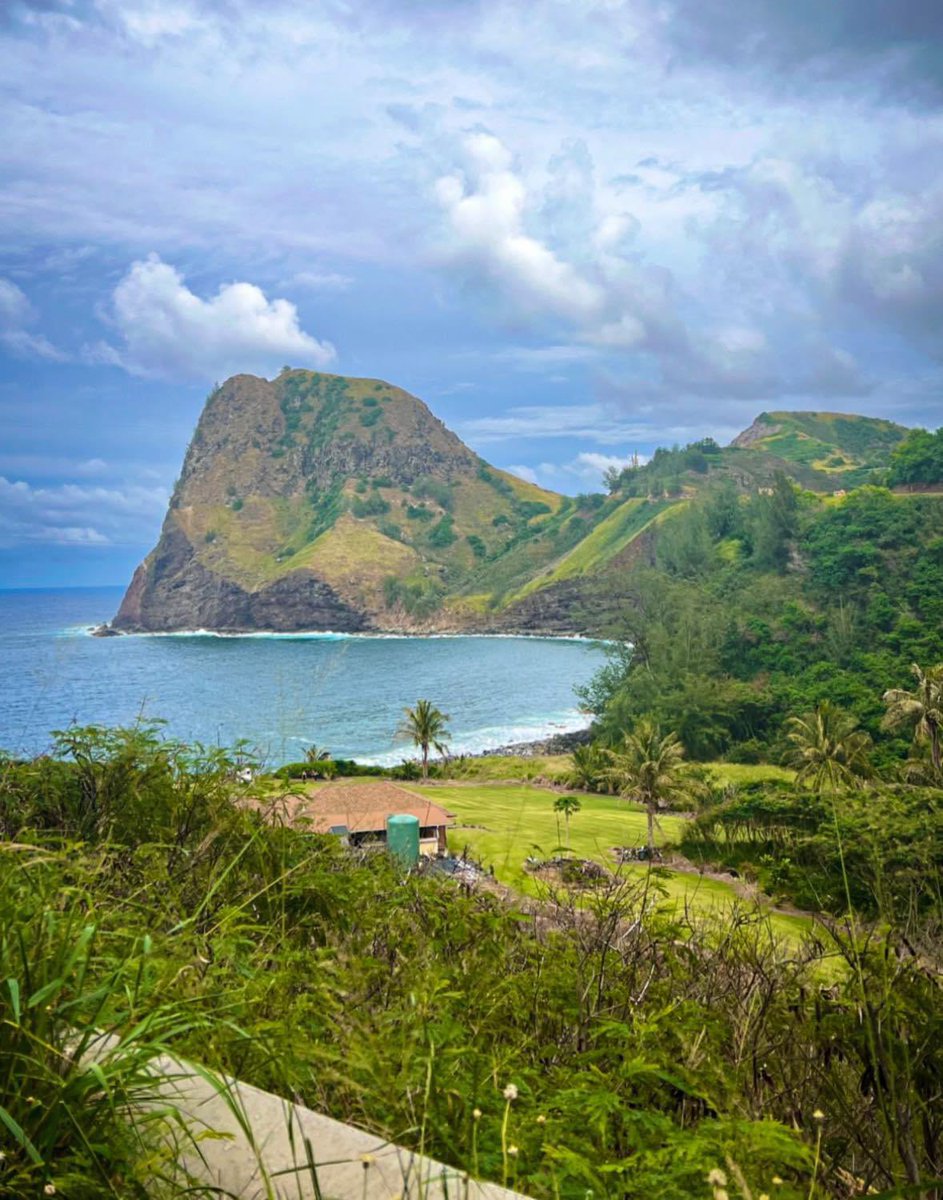 Have you ever been to Hawaii?! Kahakuloa Bay Maui 🌸 📸 Rea Monica