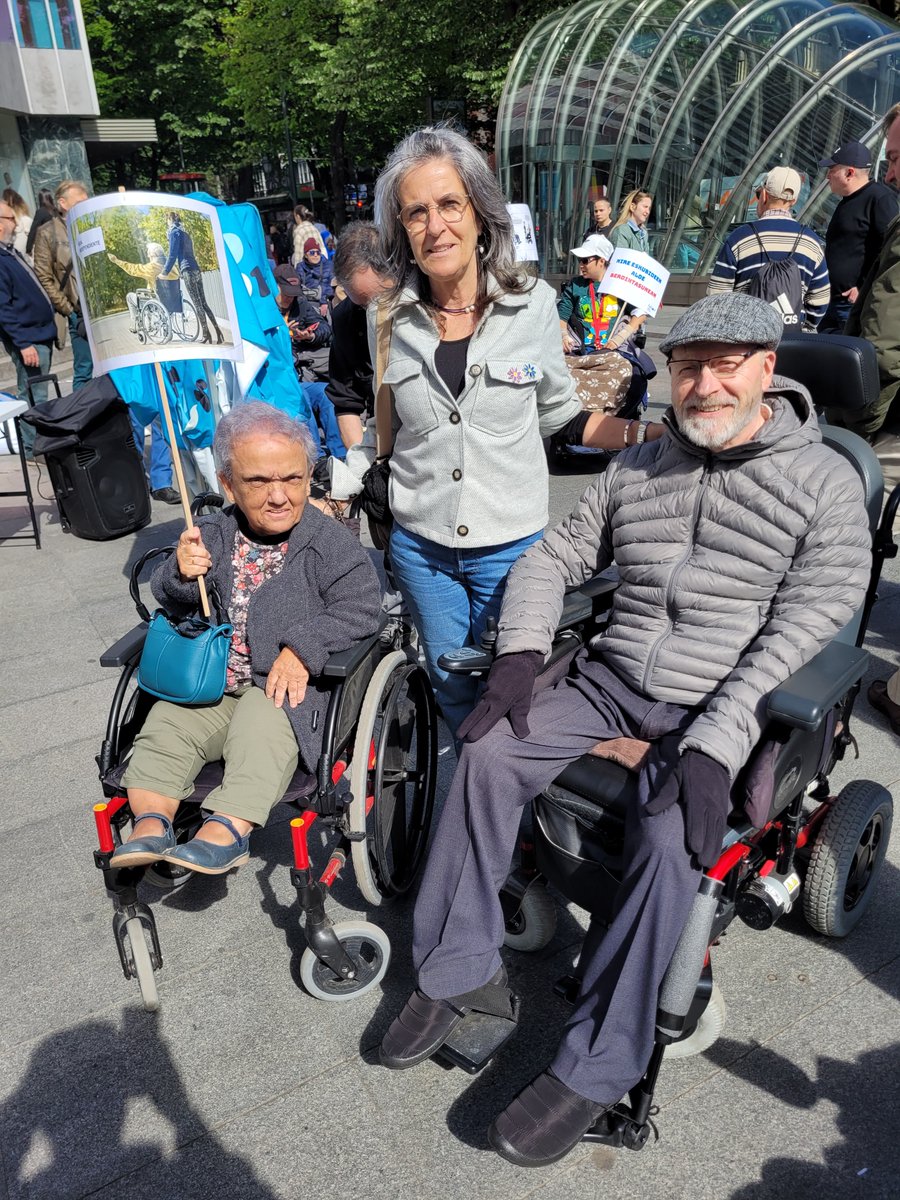 Fekoor reclama en una concentración en Bilbao el derecho de las personas con #discapacidad  a la asistencia personal. Pide que sea universal, de calidad y gratuita para promover la vida independiente.
#Bizkaiagara
#Bizkaiaegiten
#Esdeley
