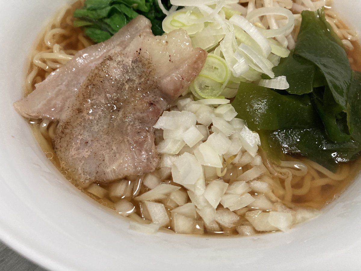 【#料理🍽️🧑‍🍳】 #ReA

ラーメン♪🍜 

市販の生麺 醤油系！冷蔵庫にあった適当な具材で定番のパターン！わら

たまに作って食べる こーゆーシンプルなのが やたらに 美味いんだよね⭐️

ごちそうさま♪( ´▽｀)ノ