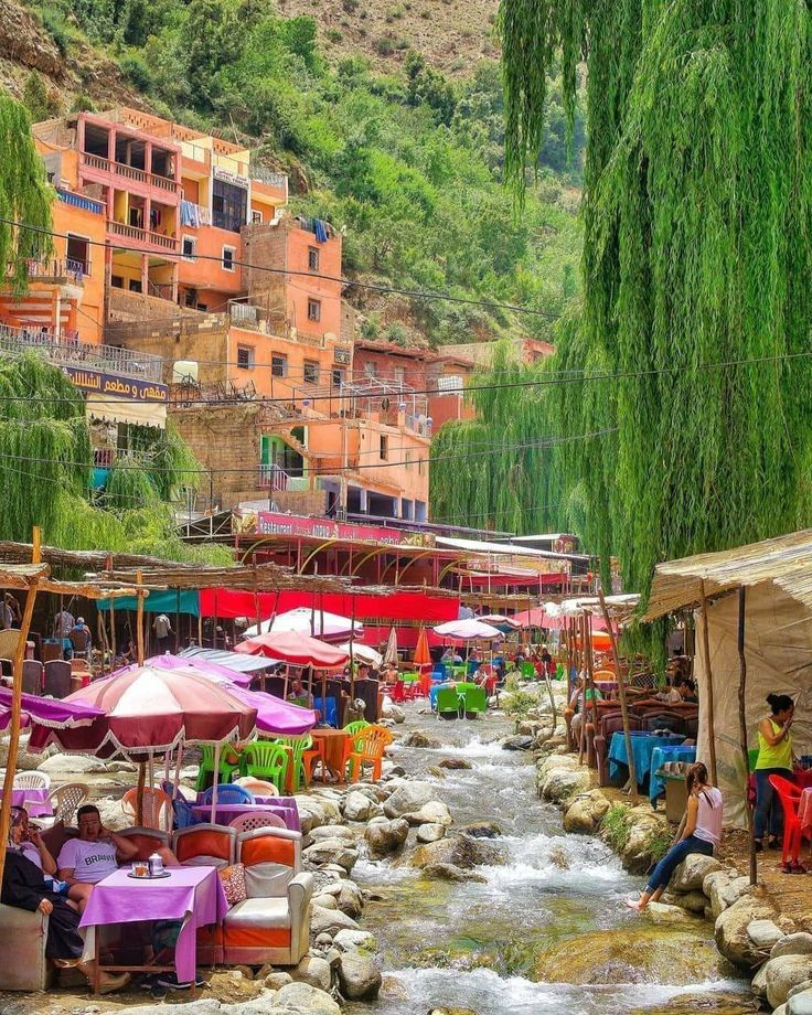 Saludos 🇲🇦❤️ desde el  valle de Ourika les deseo un feliz viernes.
Se amigo de tí mismo y lo serán los demás.