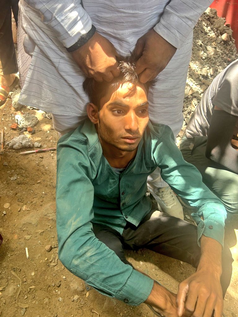 ये पांच वक्त का नमाजी   'इमरान'   है

एक 15 साल की हिन्दू बच्ची का दिल्ली के नांगलोई से पहले अपहरण किया फिर उसे रेलवे लाइन पे पुल के नीचे झाड़ियों में ले गया

फिर कई बार दुष्कर्म किया और मरा समझ कर छोड़ दिया..

कोई मुँह नहीं खोलेगा... सोते रहो हिन्दुओं ✊