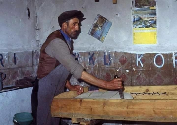 80'li yıllar. Kars'ta bir fırın. Duvarda 'Tanrı Türk'ü Korusun' yazıyor. #3MAYISTÜRKÇÜLÜKGÜNÜ #3MayısTürkçülerGünü #3Mayıs