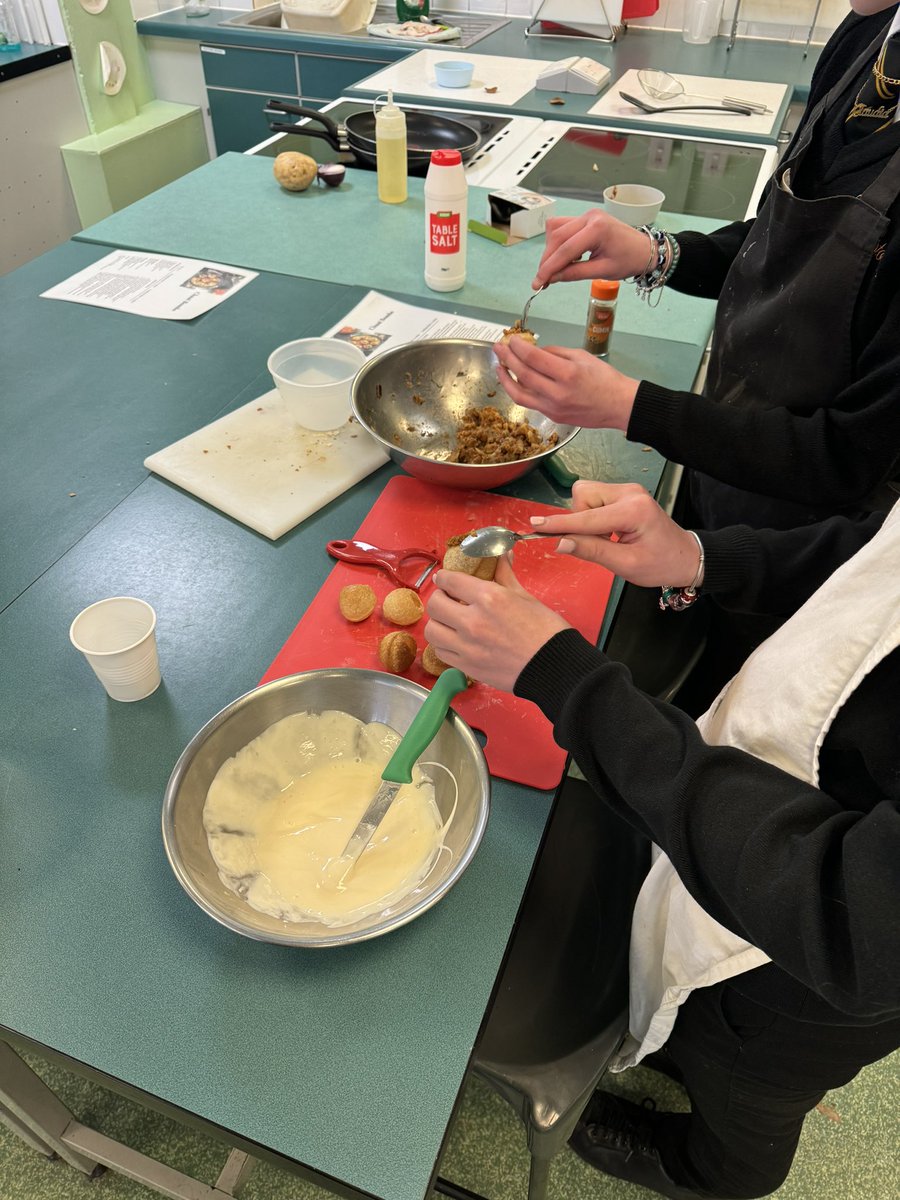 CaldiesDT's tweet photo. Another fantastic session from @SI_Liverpool Katy is brilliant! @CaldiesSchool Food &amp; Nutrition students had a great time making chaat bombs! https://t.co/f3I8xsYV4l