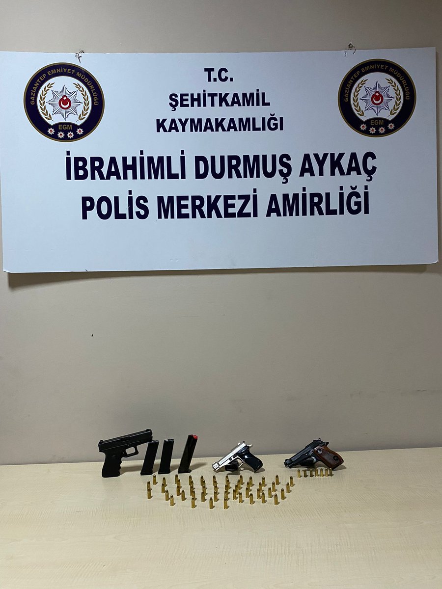 Şehitkamil İlçe Emniyet Müdürlüğü ekiplerimizce 02.05.2024 tarihinde bir araçta yapılan aramada, 3 adet tabanca, 4 adet şarjör ve 57 adet fişek ele geçirilerek 2 şüpheli yakalanmıştır. #GaziantepEmniyet