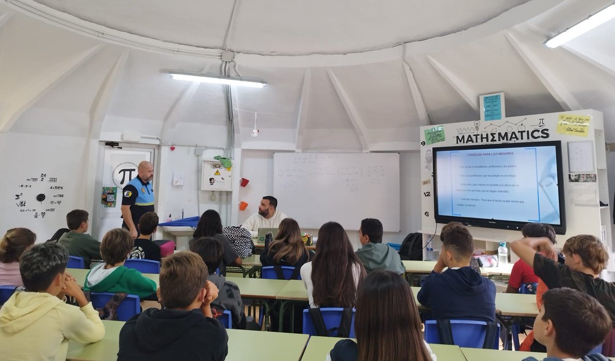 Agentes de la Unidad de Protección y Acompañamiento Local #UPAL imparten charlas en los centros educativos con el propósito de informar, sensibilizar y comprometer a los adolescentes sobre el Acoso Escolar.