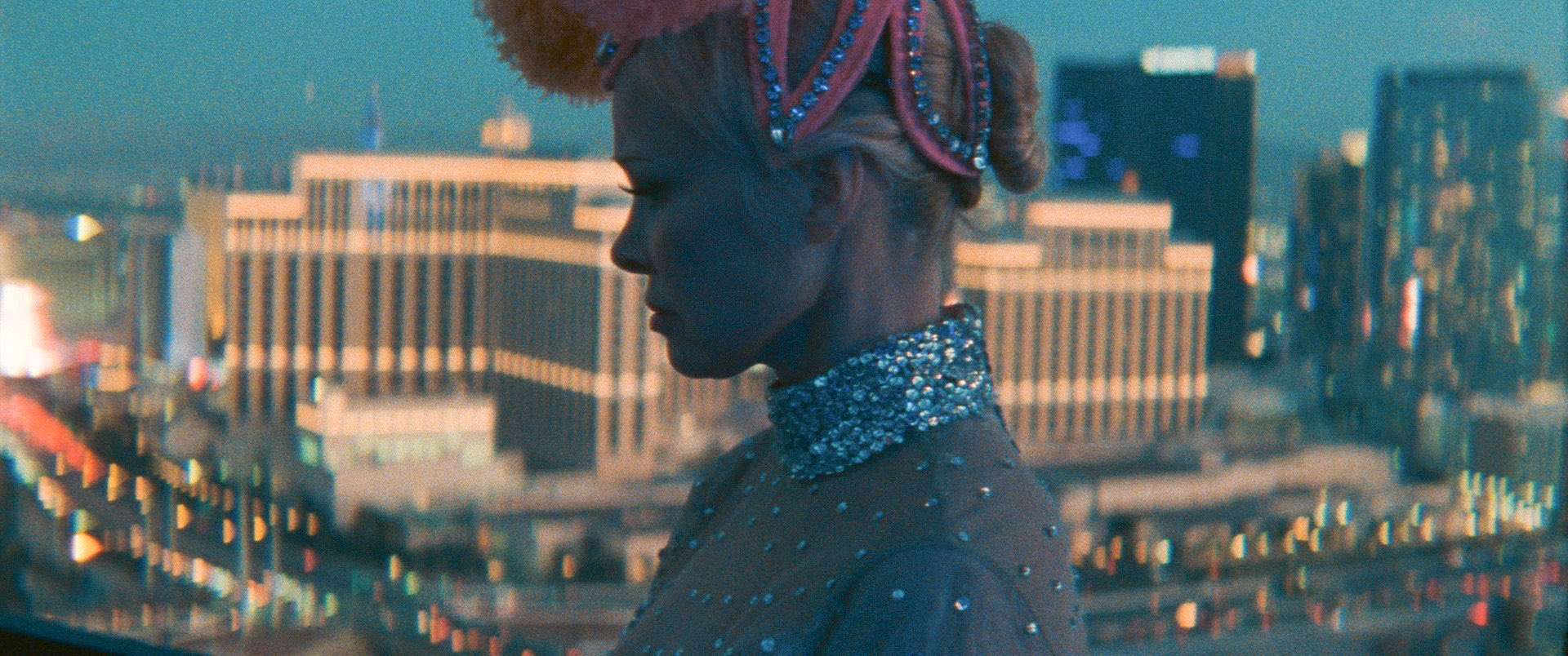 Pamela Anderson schittert in The Last Showgirl trailer 