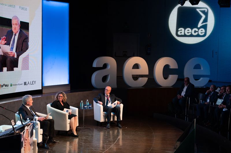 Salvador Ruiz Gallud, Socio Director de Equipo Económico, Ex Director General de la AEAT, nos ilustró con la tercera ponencia: La Retribución de los administradores. El Puerto Seguro.