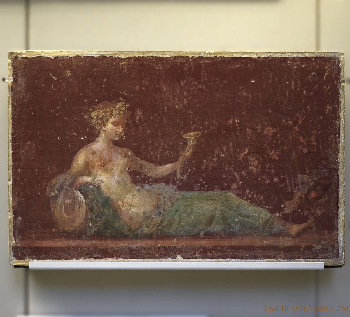 🪔 For #FrescoFriday: a wall-painting with a reclining Naiad, drinking from a horn. Dated to AD 30-50, it was found at a Roman villa at Campo Varano, #Stabiae. Now in the BM. 📸 me