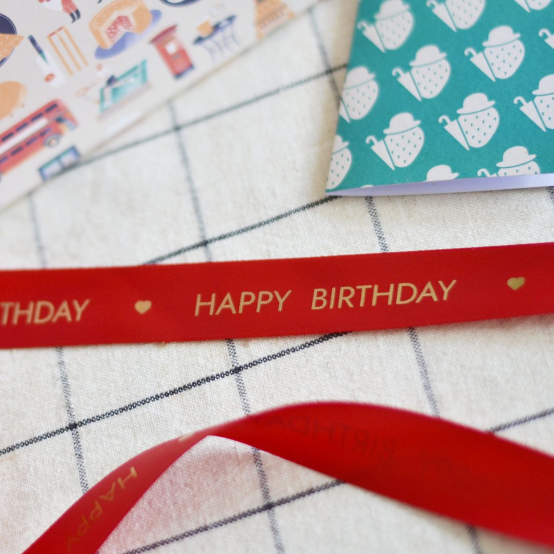 Our hand-tied ribbons make a beautiful finishing touch! 🎀 Check out our 'Happy Birthday Hamper' or add a bespoke ribbon through our Make Your Own service ❤️ #hampergift #giftideas #bespokegift #TheBritishHamperCompany #happybirthday #hamper