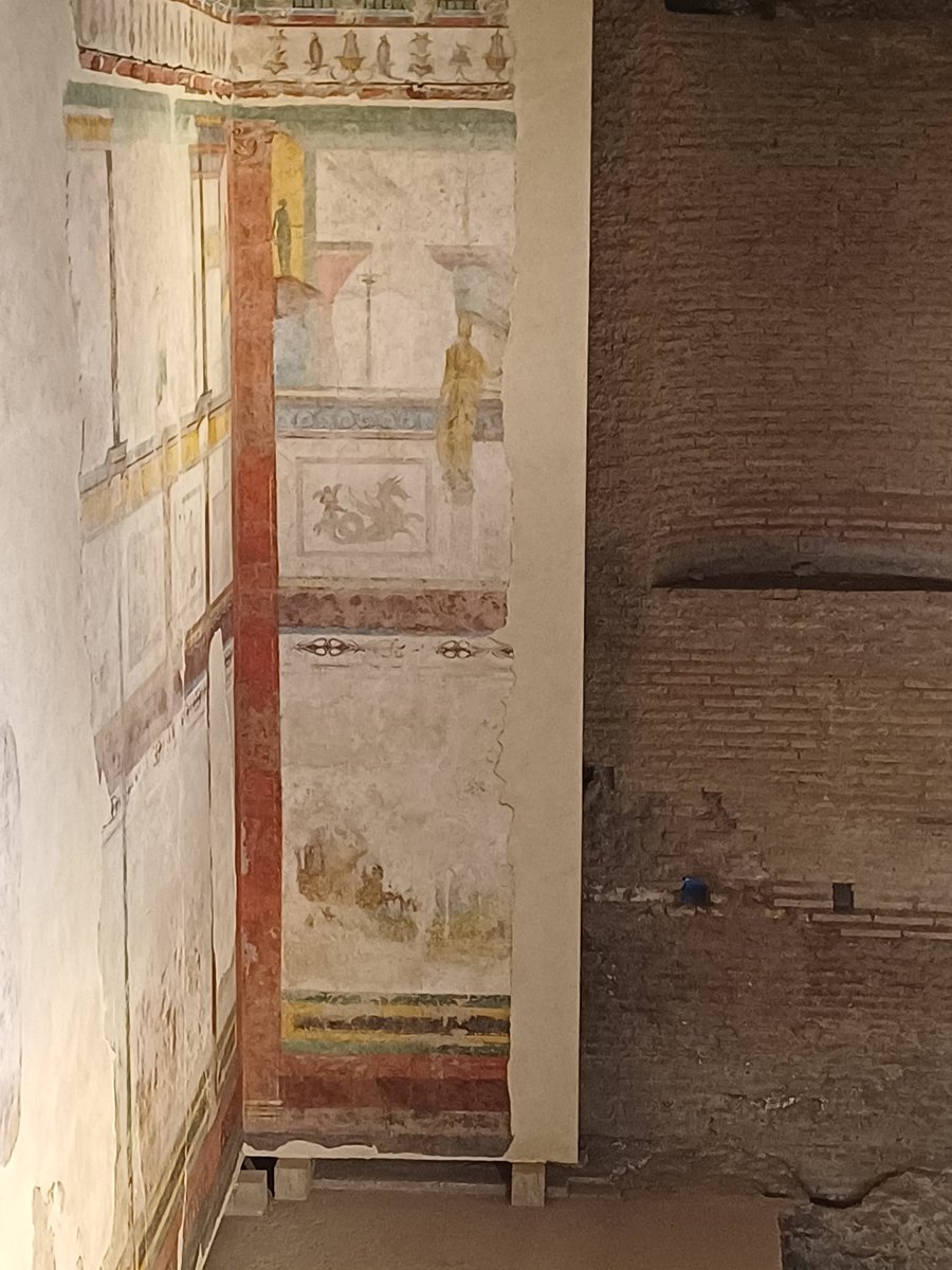 #FrescoFriday Aula Isiaca (30 BC) with the Loggia Mattei (16th century). This part of Augustus' residence on the Palatine features original frescoes with references to Egypt and Renaissance additions from the Villa of the Stati family. Parco Archeo Colosseo. 📸 my own.