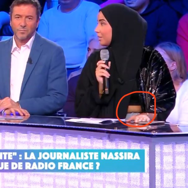 NathalieMachuca's tweet photo. La nana elle vient en Crop Top sur le plateau, le bide à l’air et un voile sur la tête! 🧕🏻🤦🏻‍♀️ 

Quand on vous dit que cette religion c’est pas sérieux du tout! C’est à la carte et pour emmerder la civilisation occidentale! 
#TPMP #CHARIA #UneTerre2Peuples https://t.co/paWv1qWpel