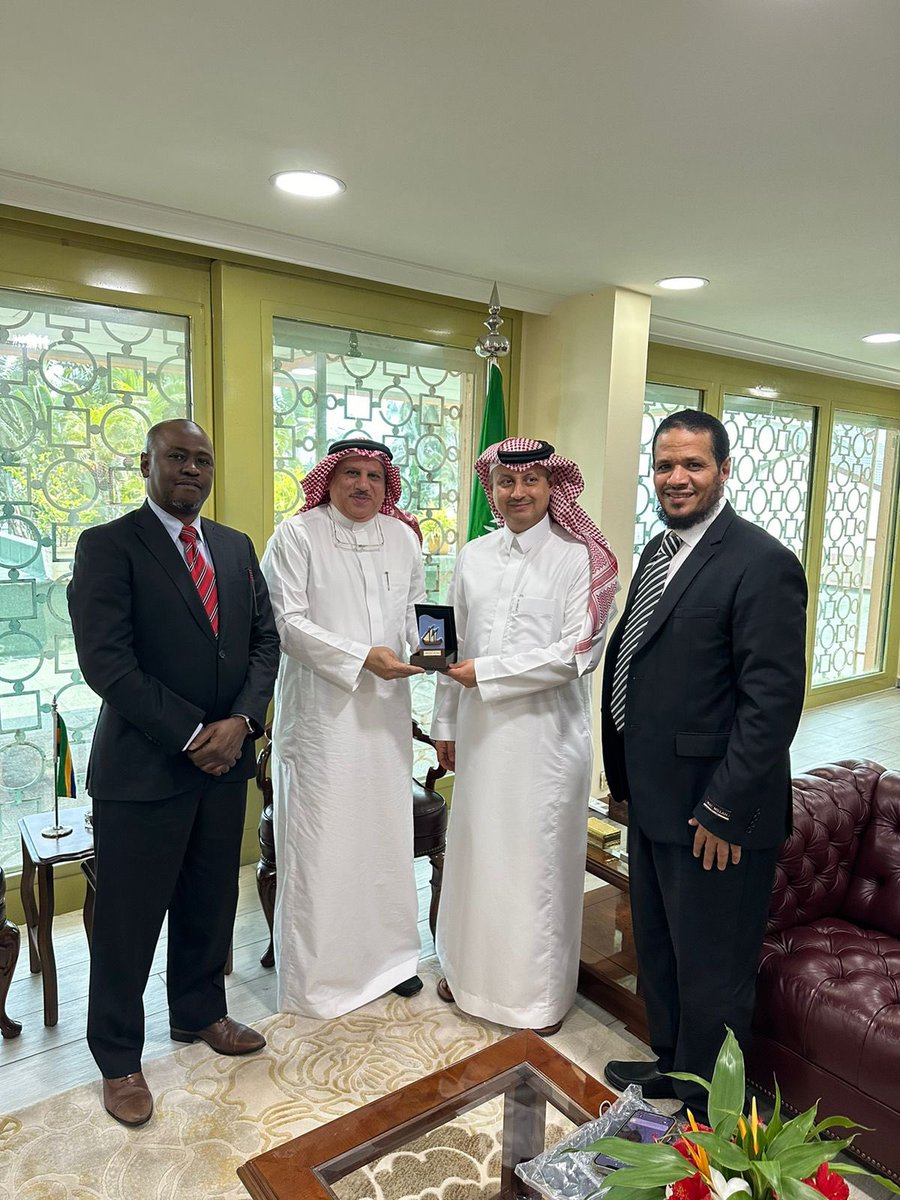 استقبل سعادة السفير فراج بن نادر في مكتبه رجل الأعمال والمستثمر السعودي د.فيصل غبره والسيد/ حمد المعبدي وتم الاطلاع على أنشطة مجموعة نخبة المرافق الدولية واستثماراتها في الجابون ولا سيما في البنية التحتية كما بحث أوجه الاستثمار في القطاعات الأخرى لهذه المجموعة.