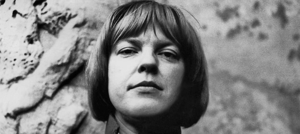 Ingeborg Bachmann Die Welt ist weit Die Welt ist weit und die Wege von Land zu Land, und der Orte sind viele, ich habe alle gekannt, ich habe von allen Türmen Städte gesehen, die Menschen, die kommen werden und die schon gehen. Weit waren die Felder von Sonne und Schnee,…