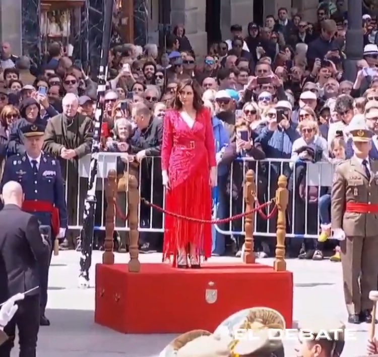 Quién da más asco , la del pedestal o los de atrás ?