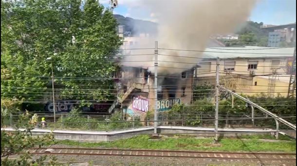 ▶️ Tres personas hospitalizadas en el incendio de un edificio abandonado en Lutxana, Erandio eitb.eus/es/noticias/so…