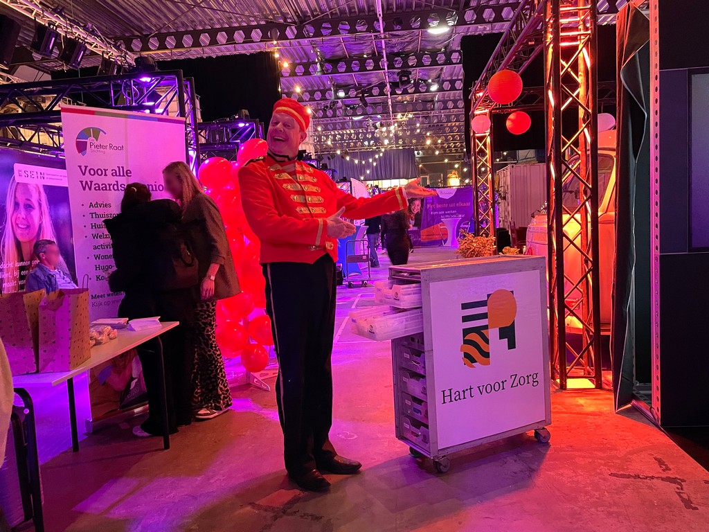 Ontvangst, entertainen en hosten op de beursvloer van Hart voor Zorg in Alkmaar met onze maatwerk 'compliments cart'. 

lachendelama.nl/hart-voor-zorg…

#ontvangstact #welkomstact #hosting #eventhost #beleving #belevingopdebeursvloer #beursentertainment