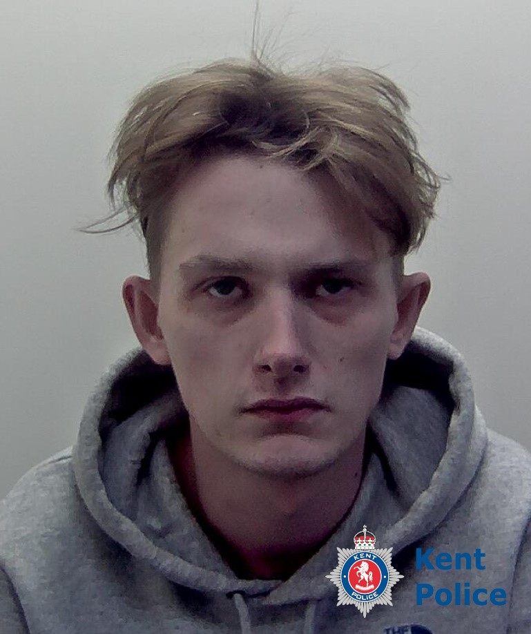 Danny Mountford is wanted in connection with domestic abuse offences. He has links to #Medway, #Sittingbourne and #Canterbury. Read the full details here... kent.police.uk/news/kent/late…