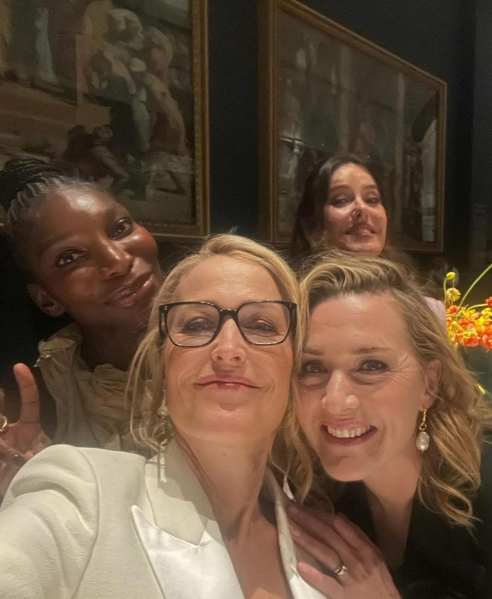One of most selfie ever!
Gillian Anderson and Kate Winslet ❤️