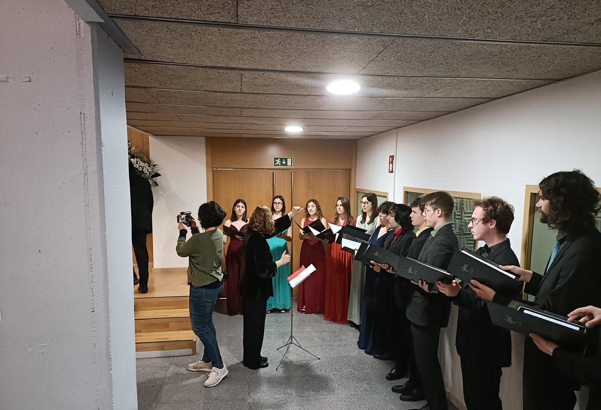 Comença l’acte d’investidura, el rector de la #UVic_UCC Josep Eladi Baños dona la benvinguda als assistents.  

#DHC_Perejaume