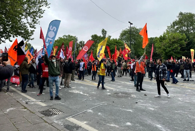 1 Mayıs'ta Taksim yasağına karşı sokağa çıkan ve polis saldırısıyla gözaltına alınan 35 kişinin gözaltı süresi bir kez daha bir gün uzatıldı.