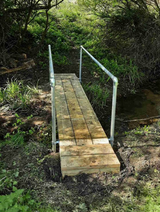 Happy #FootbridgeFriday! We recently installed this new footbridge over a shallow stream on Footpath 18 #Broxted. We also installed new waymarker posts at both sides. If you would like to explore one of our PRoW routes, check out the interactive map bit.ly/2WsOdw5