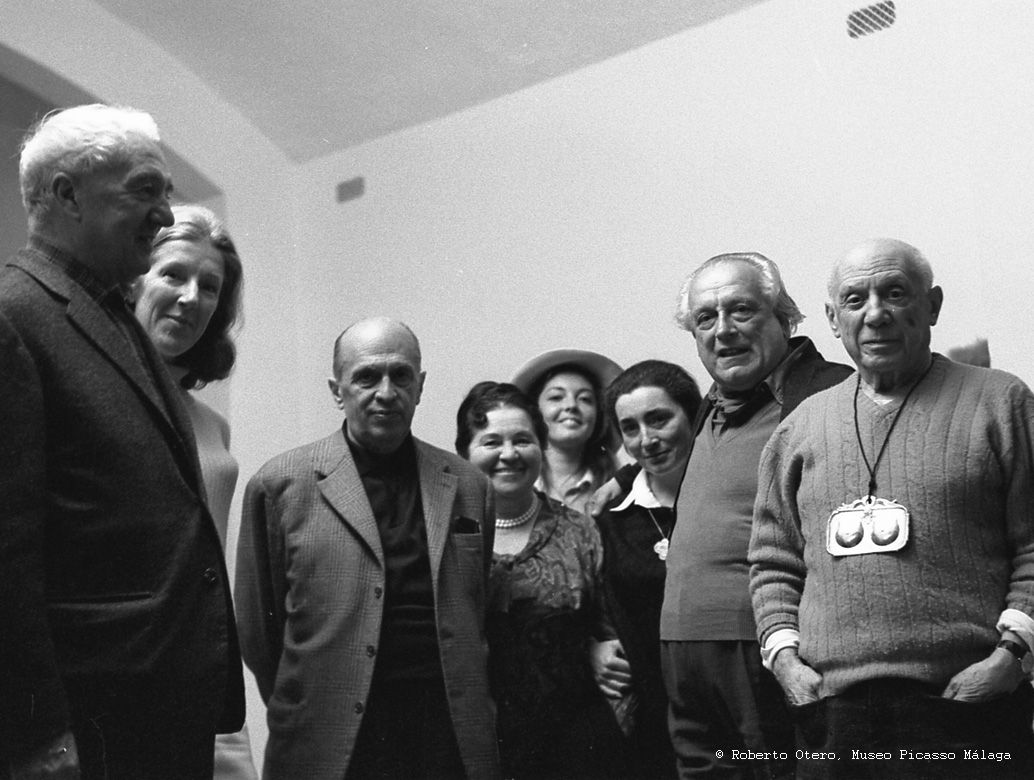 👨‍👩‍👧‍👦#Picasso y Jacqueline recibían a numerosos amigos en su casa de Mougins. Aquí les vemos junto a un grupo de amigos españoles (entre los que se encuentra el poeta Rafael Alberti), que les visitaron en 1967. 📷Esta imagen forma parte del #FondoOtero > museopicassomalaga.org/exposiciones-o…