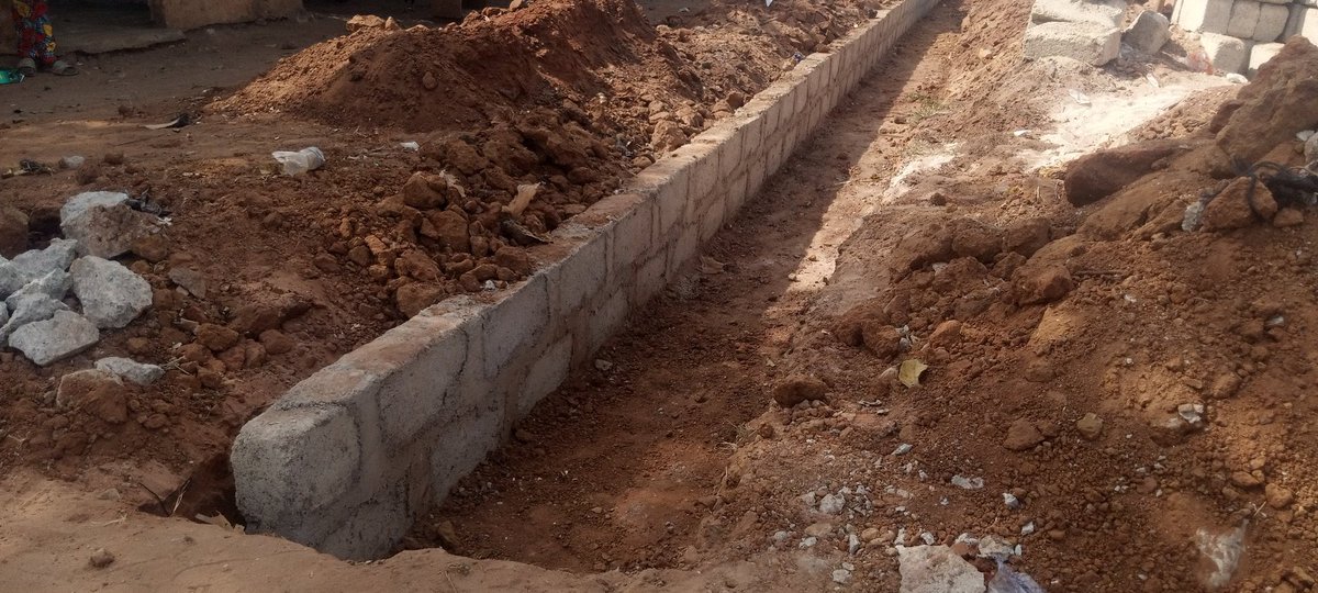 Obaseki used cement blocks dey do drainage 🤣🤣🤣🤣 🥲🥲

#ObasekiPDPEdoSeries 
Why will cement block be used in the construction of drainage?