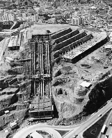 Fotografía dónde observamos la construcción de las estructuras dónde ubicarían lo ascensores diagonales del Helicoide. Años 50. Créditos : Juan Manuel Fuentes Ramajo .