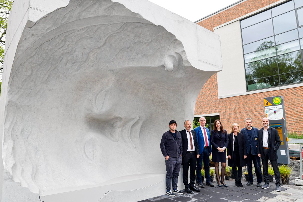 Stilvoller auf den #Bus warten geht nicht: #RLP hat #KunstamBau am <a href="/leizarchaeology/">Leibniz-Zentrum für Archäologie (LEIZA)</a> vorgestellt. Bauministerin <a href="/Doris_Ahnen/">Doris Ahnen</a> bedankte sich bei Künstlern &amp; Projektbeteiligten für ihr Engagement.
📸 © Stefan F. Sämmer