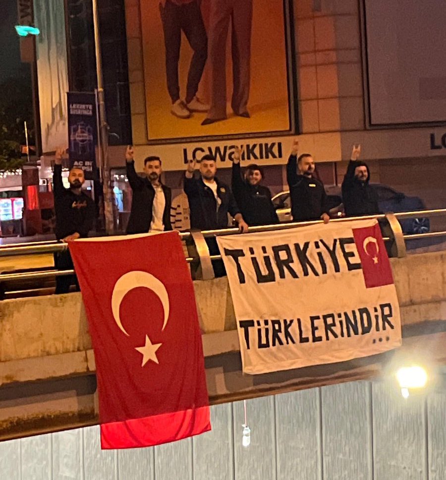 Bir grup vatan evladı, 3 Mayıs Türkçüler Günü’nde sığınmacı işgalcilerin yoğun nüfusa sahip olduğu Ankara Önder mahallesine 'Türkiye Türklerindir' yazılı pankart astı.