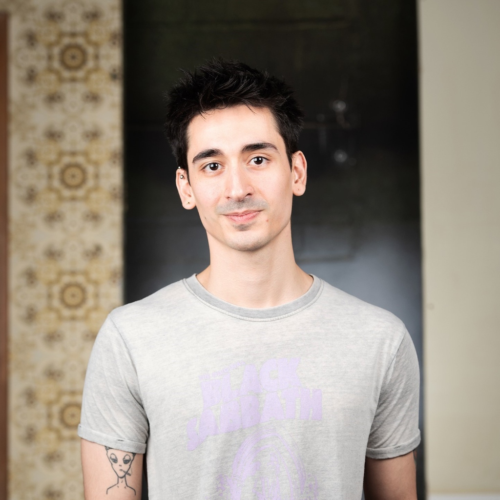 #NewAssociates 2024/25: @thebreadbinman Omar is a director, facilitator and writer making work that spans theatre, film, audio and VR. His work explores political and social issues that he shares a personal connection with. More about Omar: bit.ly/NA202425