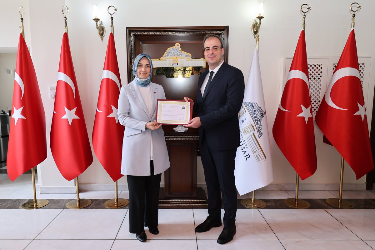 Valimiz Doç. Dr. Kübra Güran Yiğitbaşı'na, İçişleri Bakanlığı Yabancı Dil Eğitim Kursu kapsamında yurt dışında eğitim almak üzere ilimizden ayrılacak olan Bayat Kaymakamı Ahmet Aykaç, Başmakçı Kaymakamı Burak Yaylacı, Dazkırı Kaymakamı Zeliha Uz, Çobanlar Kaymakamı Can Kandemir,…