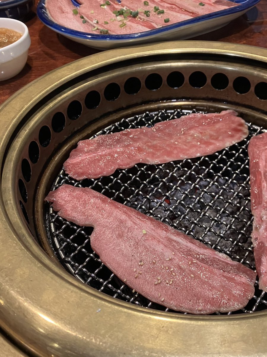 ベスコングルメで紹介された向井さん長田さん行きつけの東中野焼肉慶州に行ってきた🥩

娘と息子と3人で焼きしゃぶタン食べた！ウマ〜！
タンはこのくらいの薄さが好き❤️
牛ロース炙り最高OC〜
ミスジステーキも奮発して大満足💕
とても居心地のいいお店だった
また行きたいな