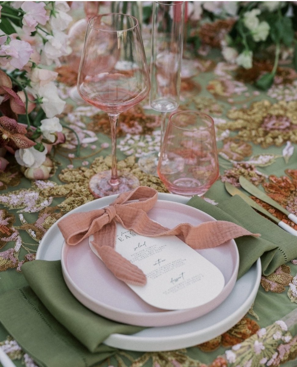 The sweetest touch of elegance with a pop of pink! 🤍🎀

Repost: @lamarieeauxpiedsnus

#tablesetting #tabledecor #homedecor #tablescape #tableware #partyplanner #tablescapes #tabledecoration #decor #bridalshower #sweetcorner #tablesettings #thewhitewren