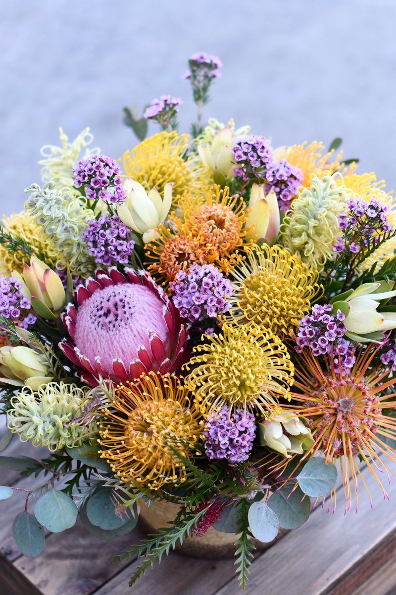 Friday rituals should always involve something bright and cheerful. Happy Friday 😊 Have a lovely weekend 🍃🌼💛🌸🌿 #fridayfeeling #weekendmood #inspirebynature #protea #springvibes #savoringtheseason #cagrown